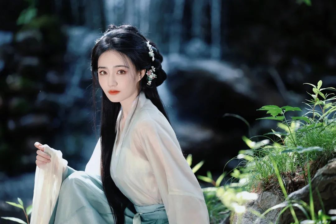 月是人间散客，卿是人间绝色，人间难得