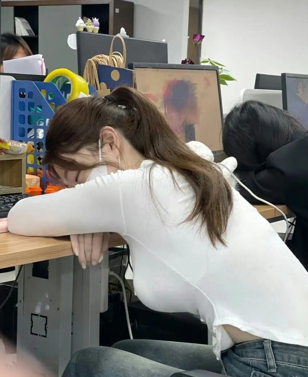 新来的同事，悄悄拍了几张！这身材真香啊