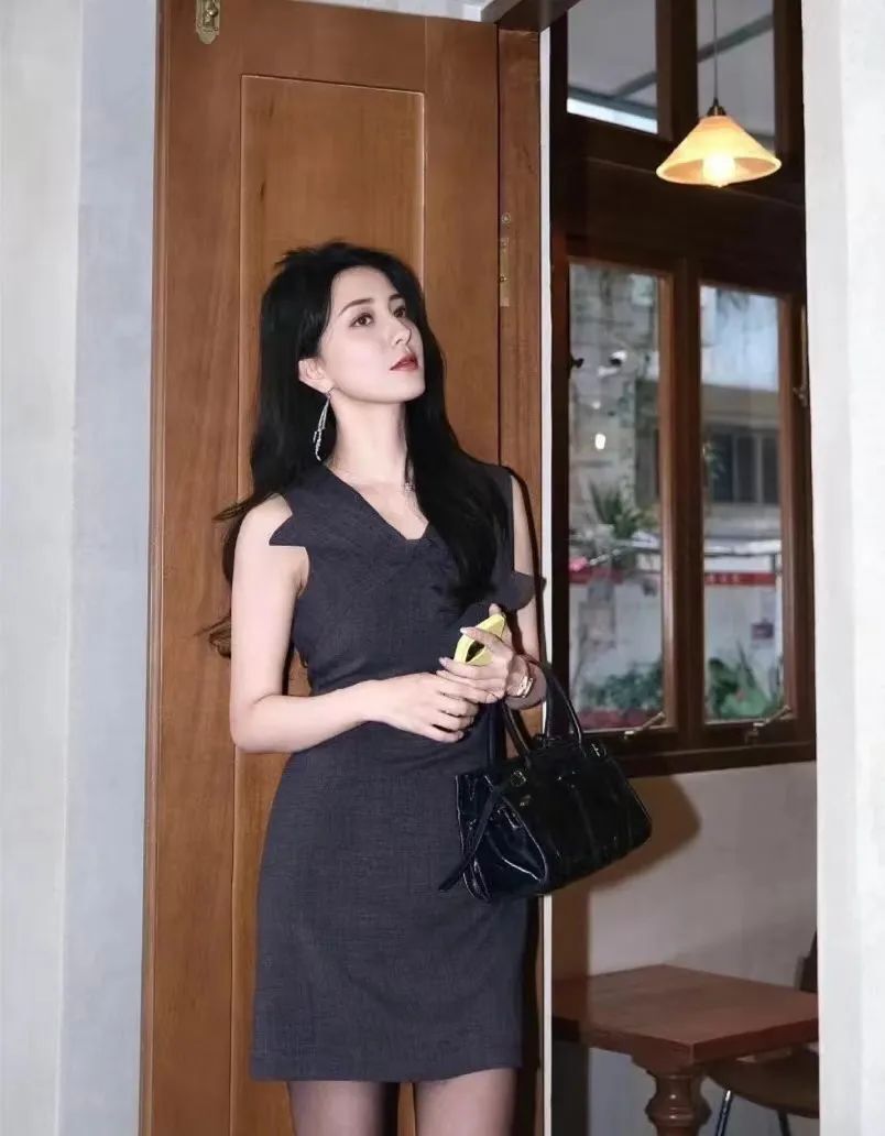 黑丝短裙小高跟！这少妇，你爱了吗？