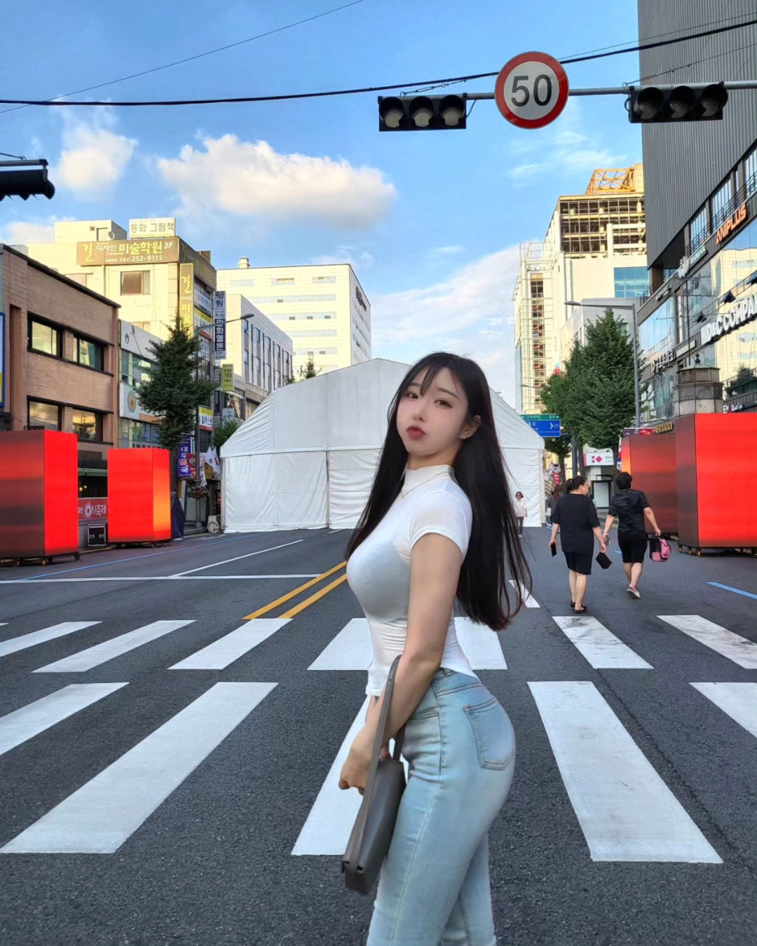 精致的脸蛋！完美的身材！太秀了！