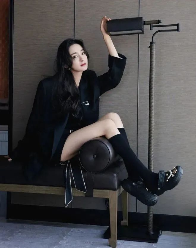 黑丝大幂幂！白嫩大长腿，太诱惑了吧！