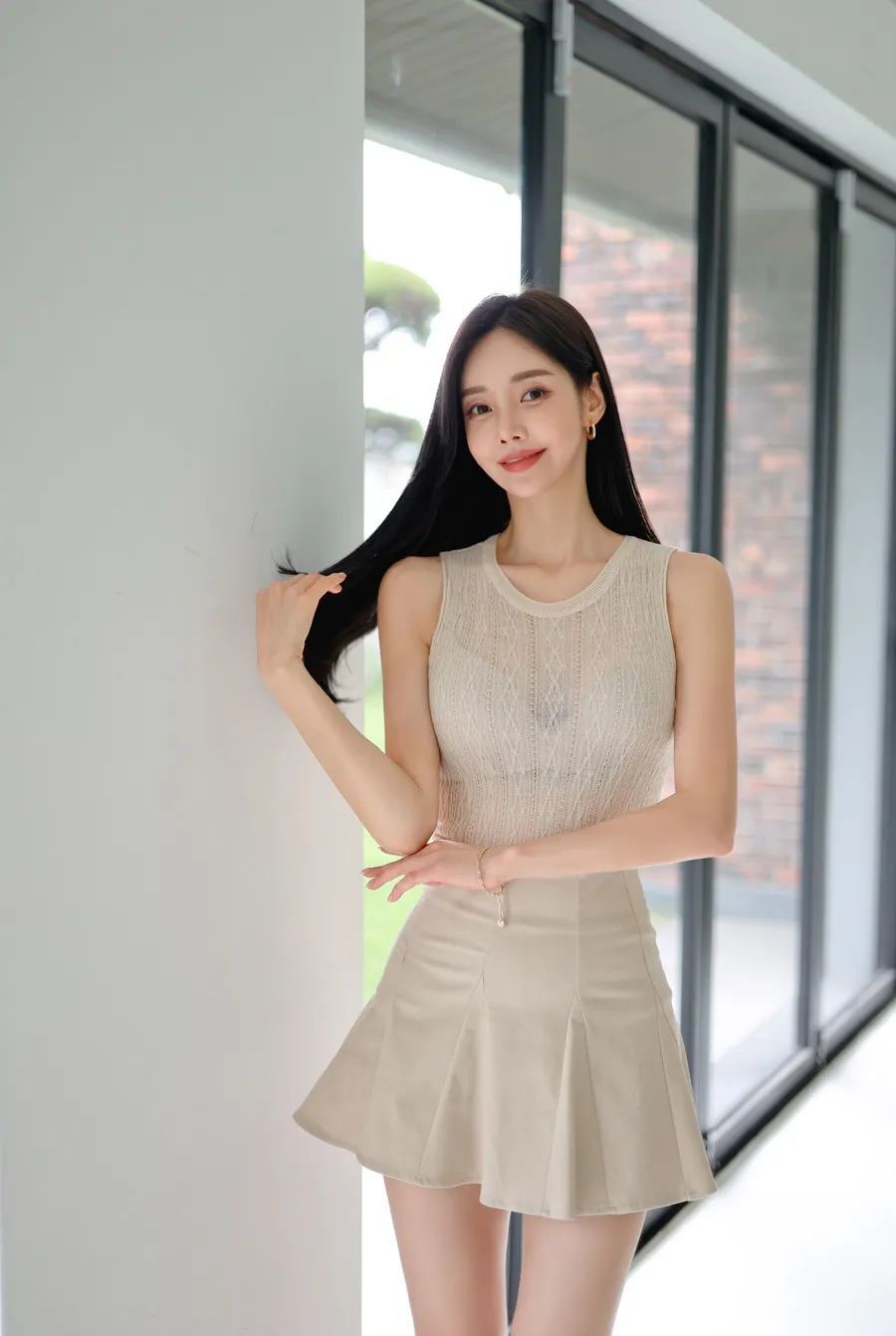孙允珠图鉴872，薄透杏色无袖针织衫杏色短裙