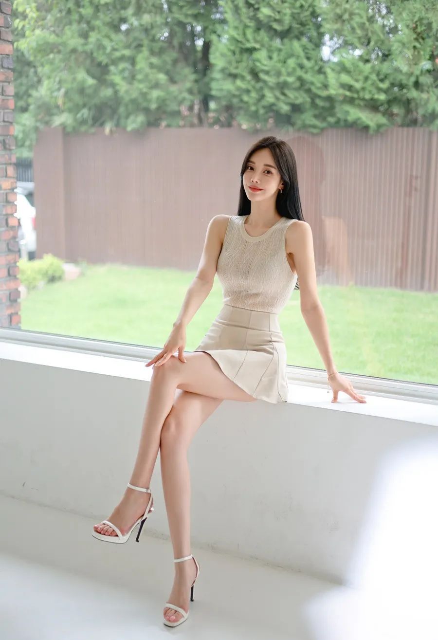 孙允珠图鉴872，薄透杏色无袖针织衫杏色短裙