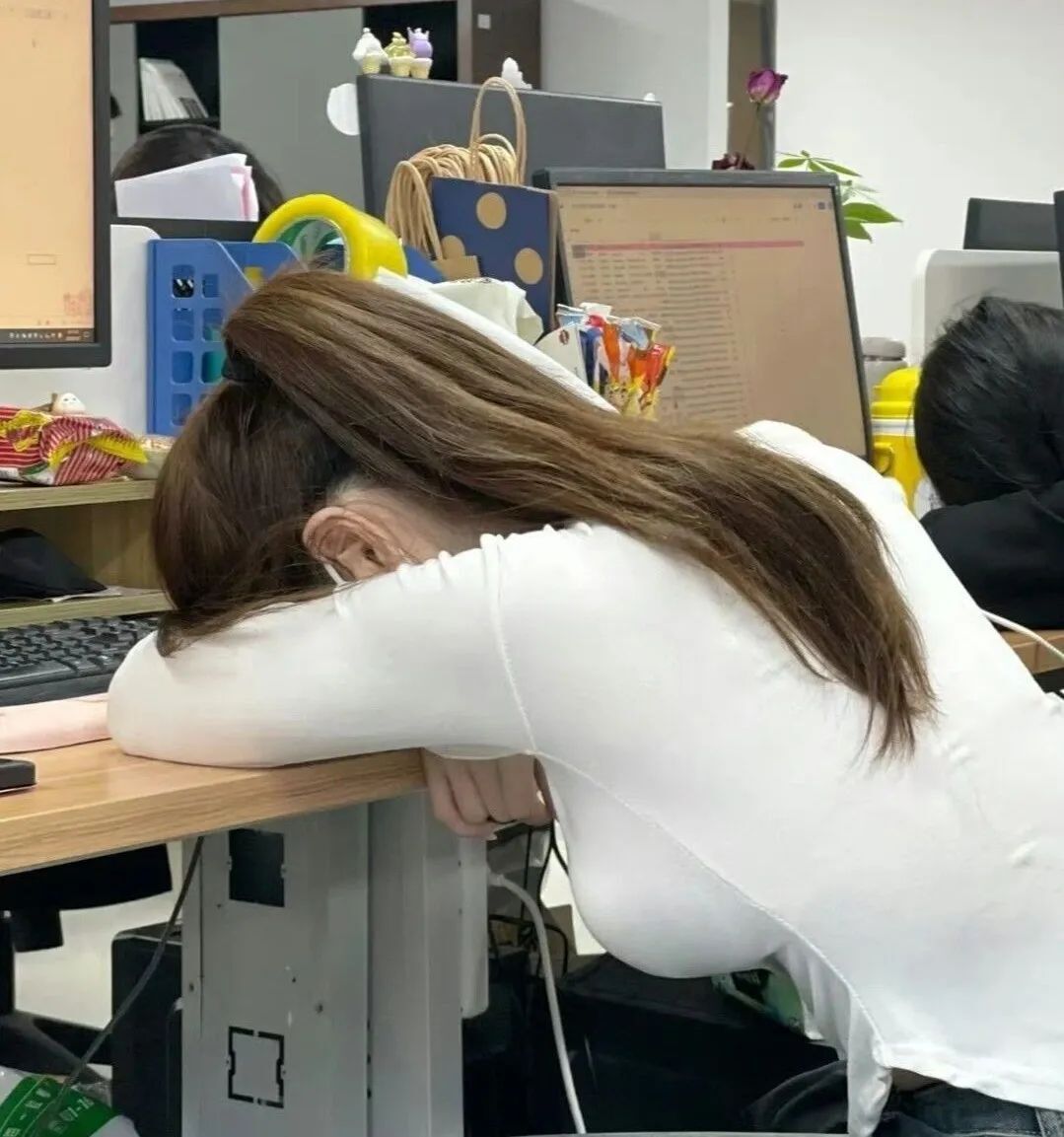 新来的同事，悄悄拍了几张！这身材真香啊
