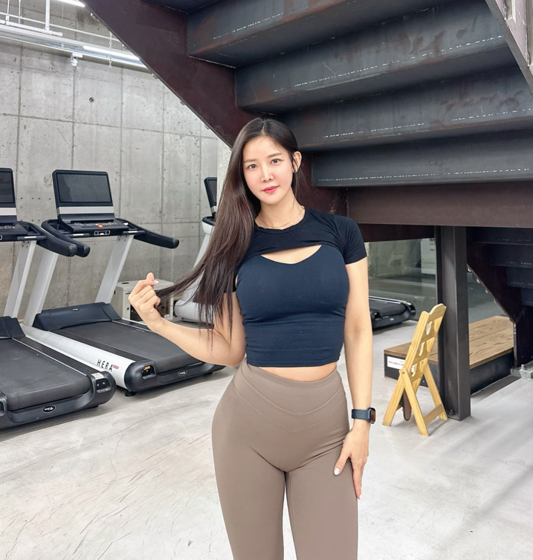 身材高挑！四肢纤细！颜值出众！