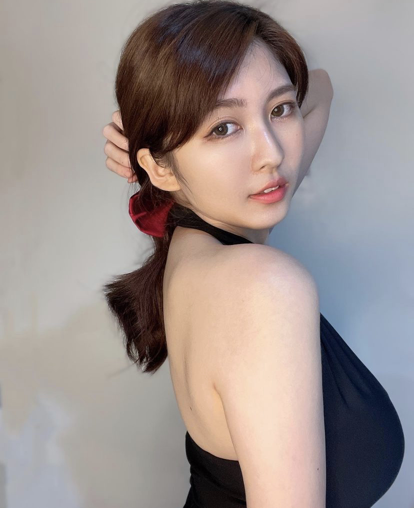 马来女歌手，有超大“杯”！