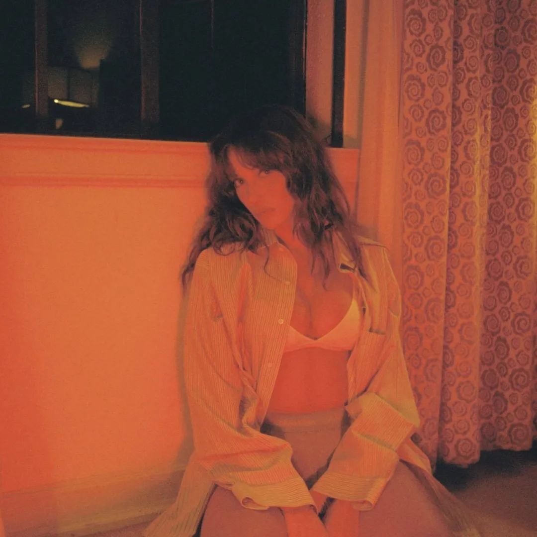 湖人主场的大凶美女找到了，只看一眼就无法忘记