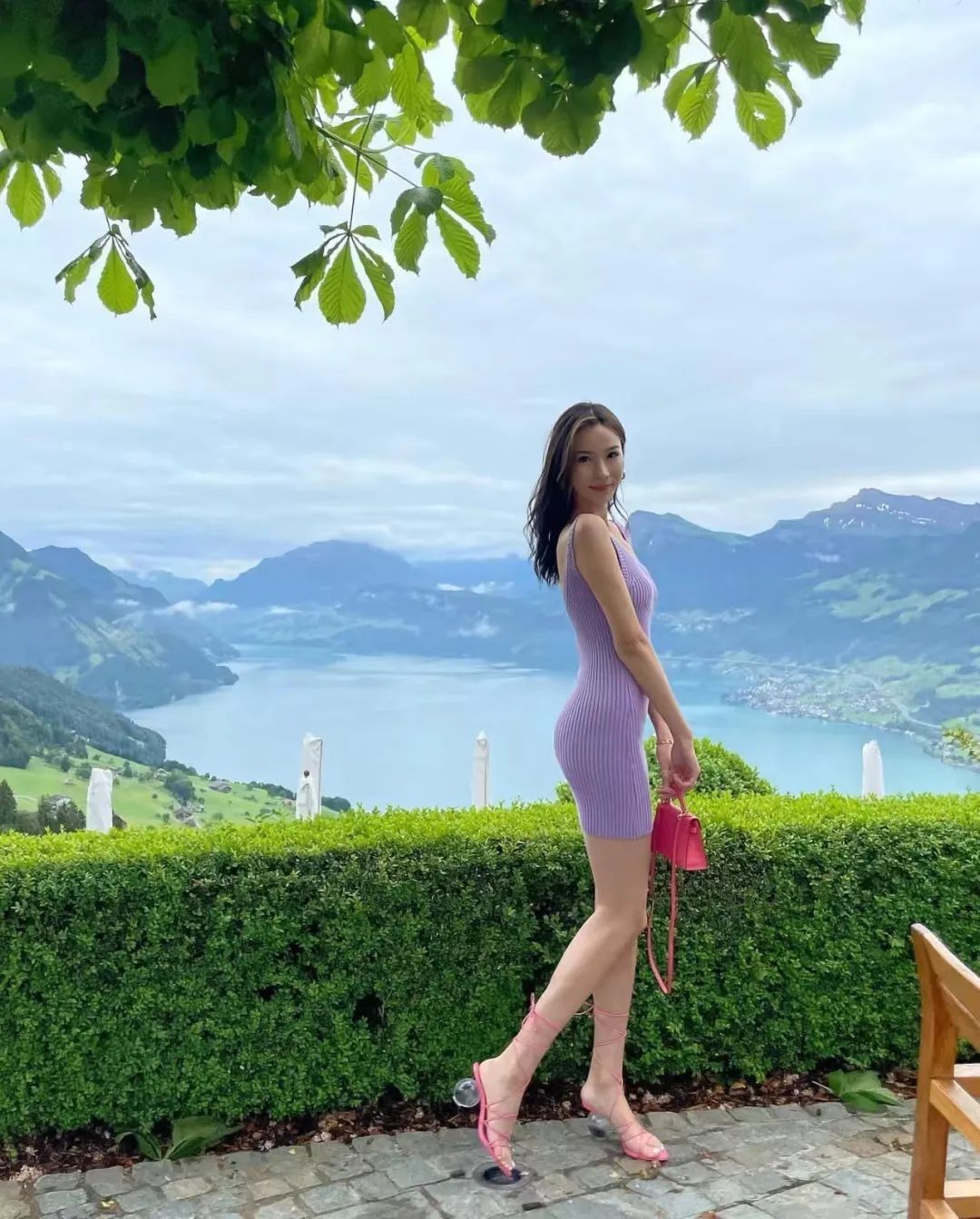 哇！湖人最美女球迷！常坐詹眉旁！大长腿抢镜啊！