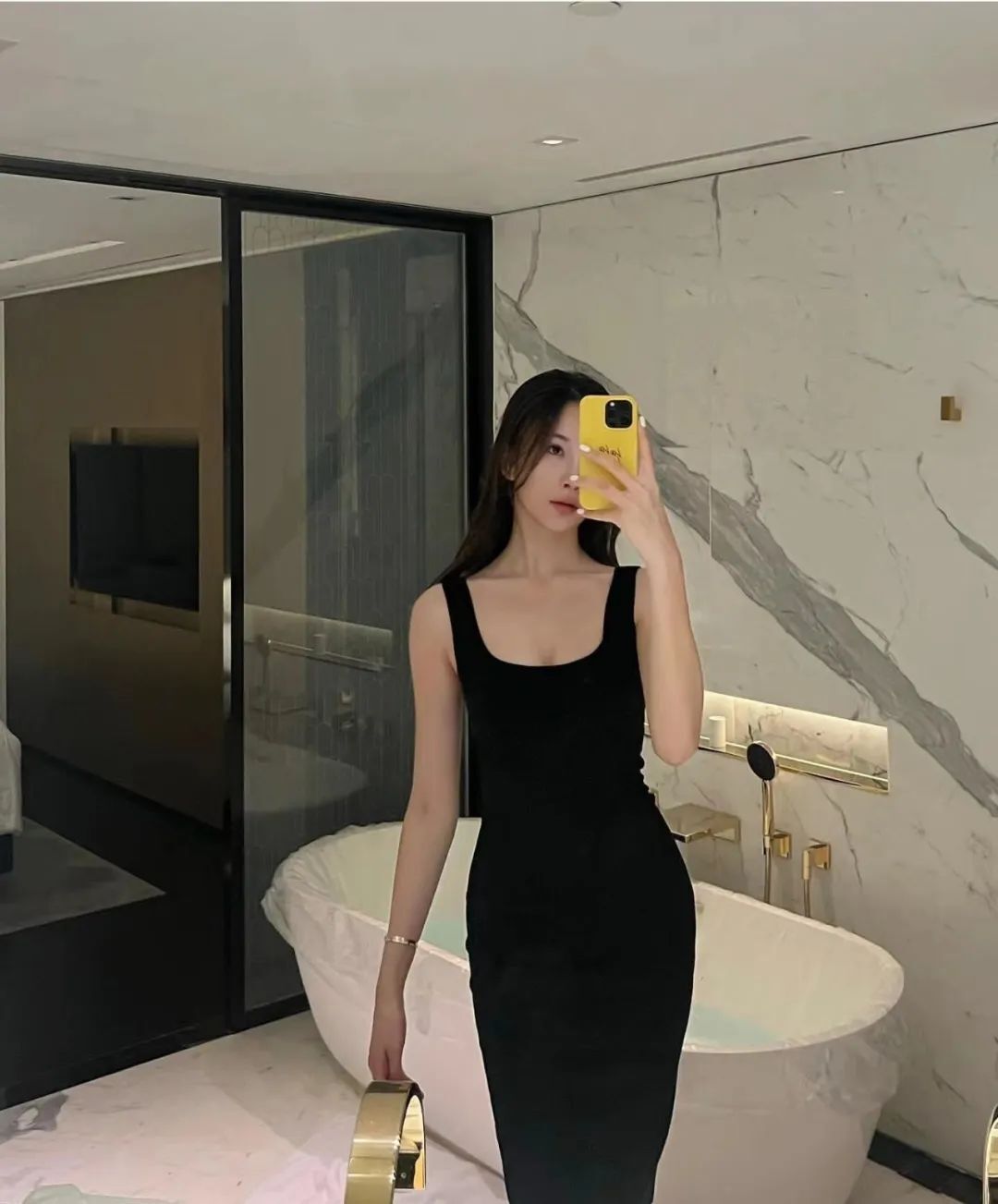 哇！湖人最美女球迷！常坐詹眉旁！大长腿抢镜啊！