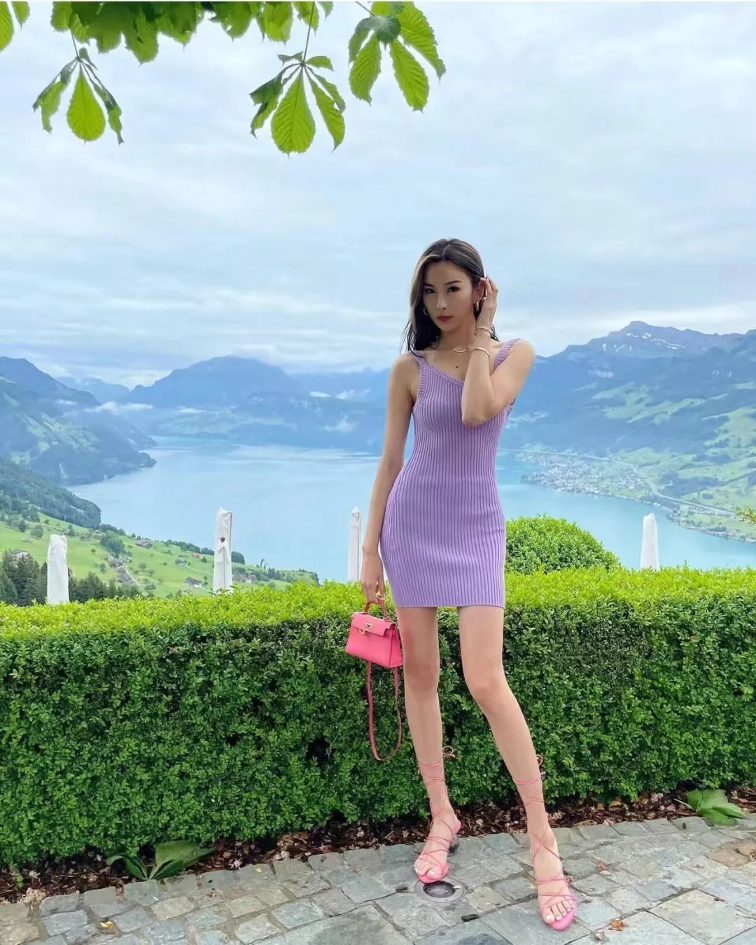 哇！湖人最美女球迷！常坐詹眉旁！大长腿抢镜啊！