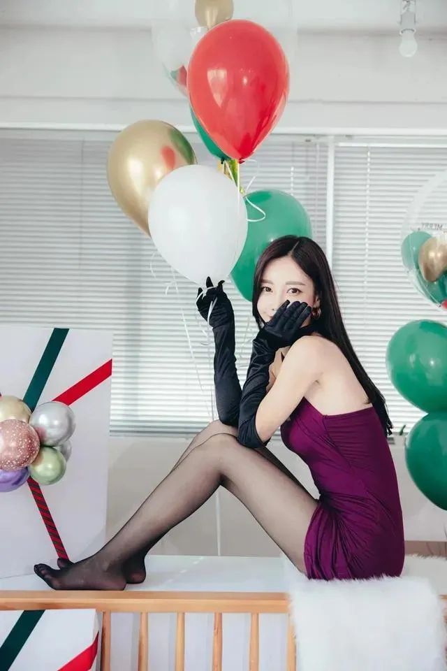 黑丝大长腿！这姐姐真的好美啊！