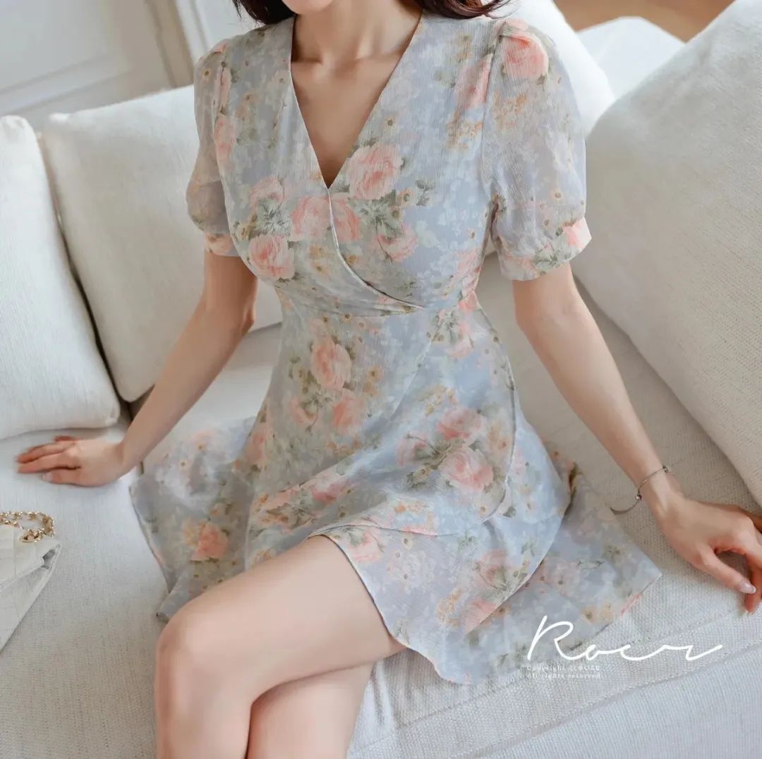 孙允珠图鉴825，碎花点缀连衣裙