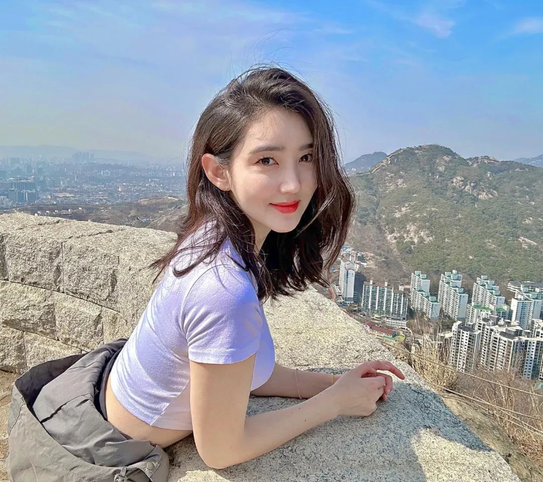 韩国少妇女神！苗条身材，一颦一笑真的绝了