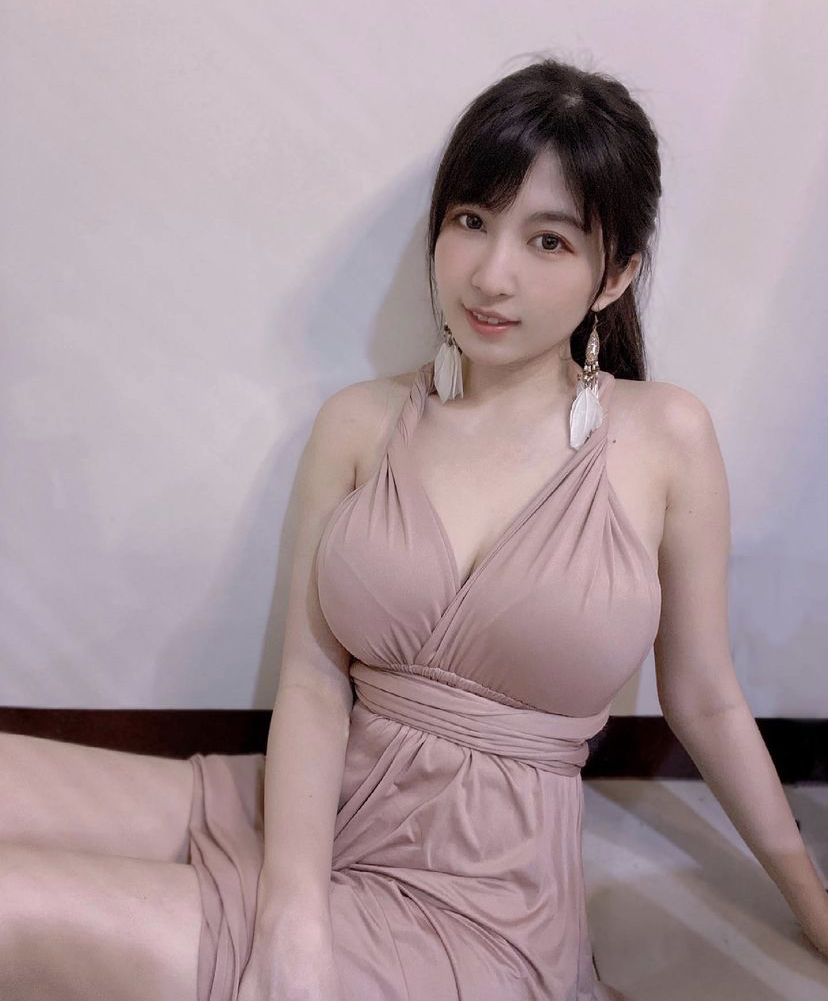 马来女歌手，有超大“杯”！