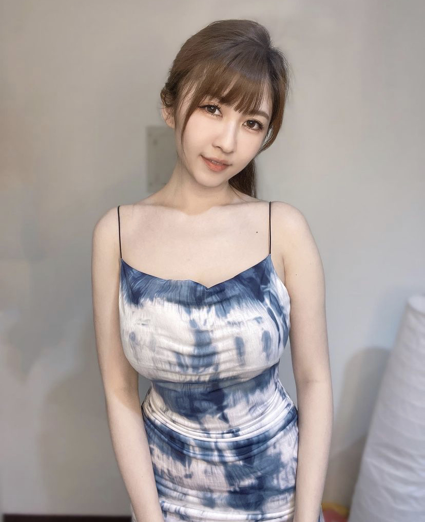 马来女歌手，有超大“杯”！