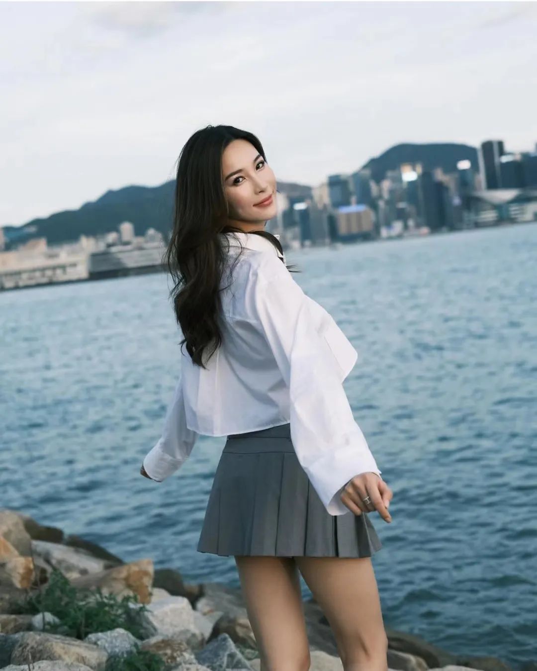 哇！湖人最美女球迷！常坐詹眉旁！大长腿抢镜啊！