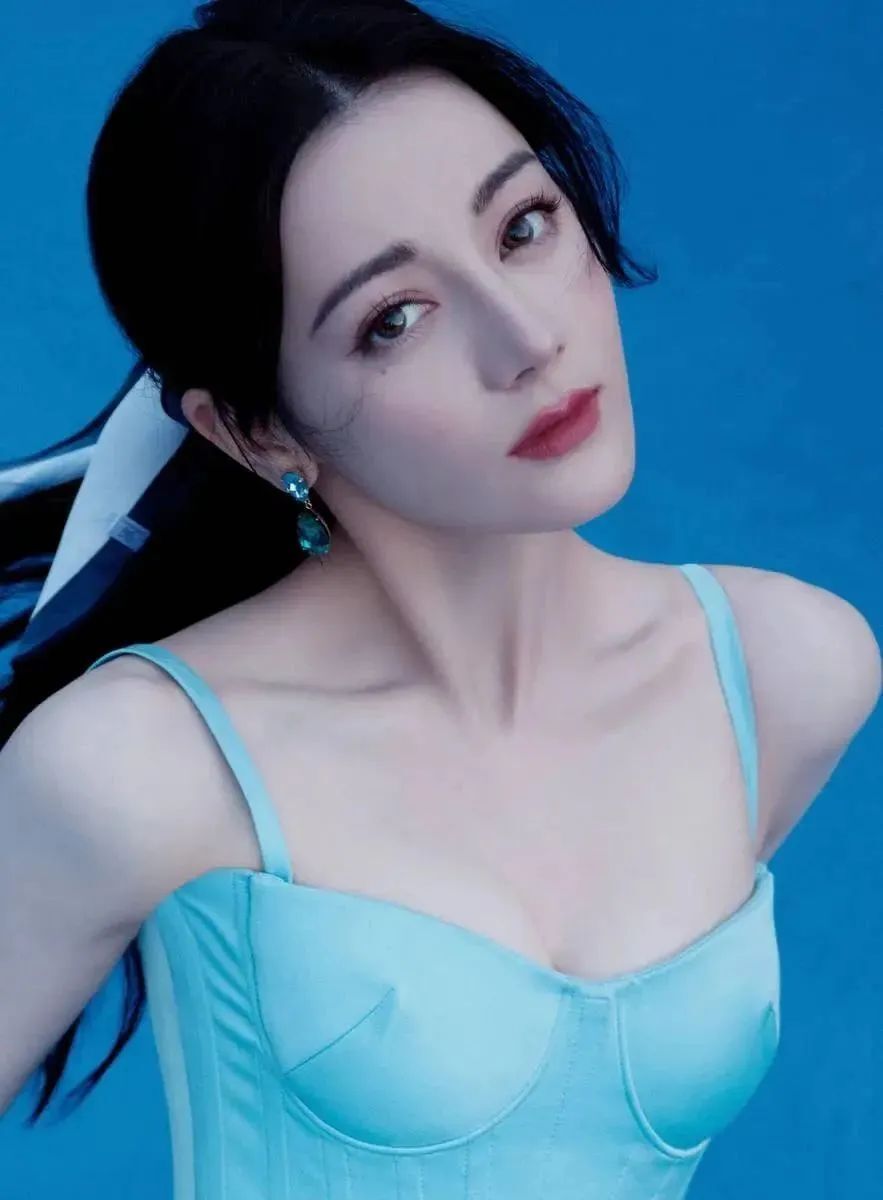 魅惑人心！迪丽热巴这腰臀比，根本顶不住！