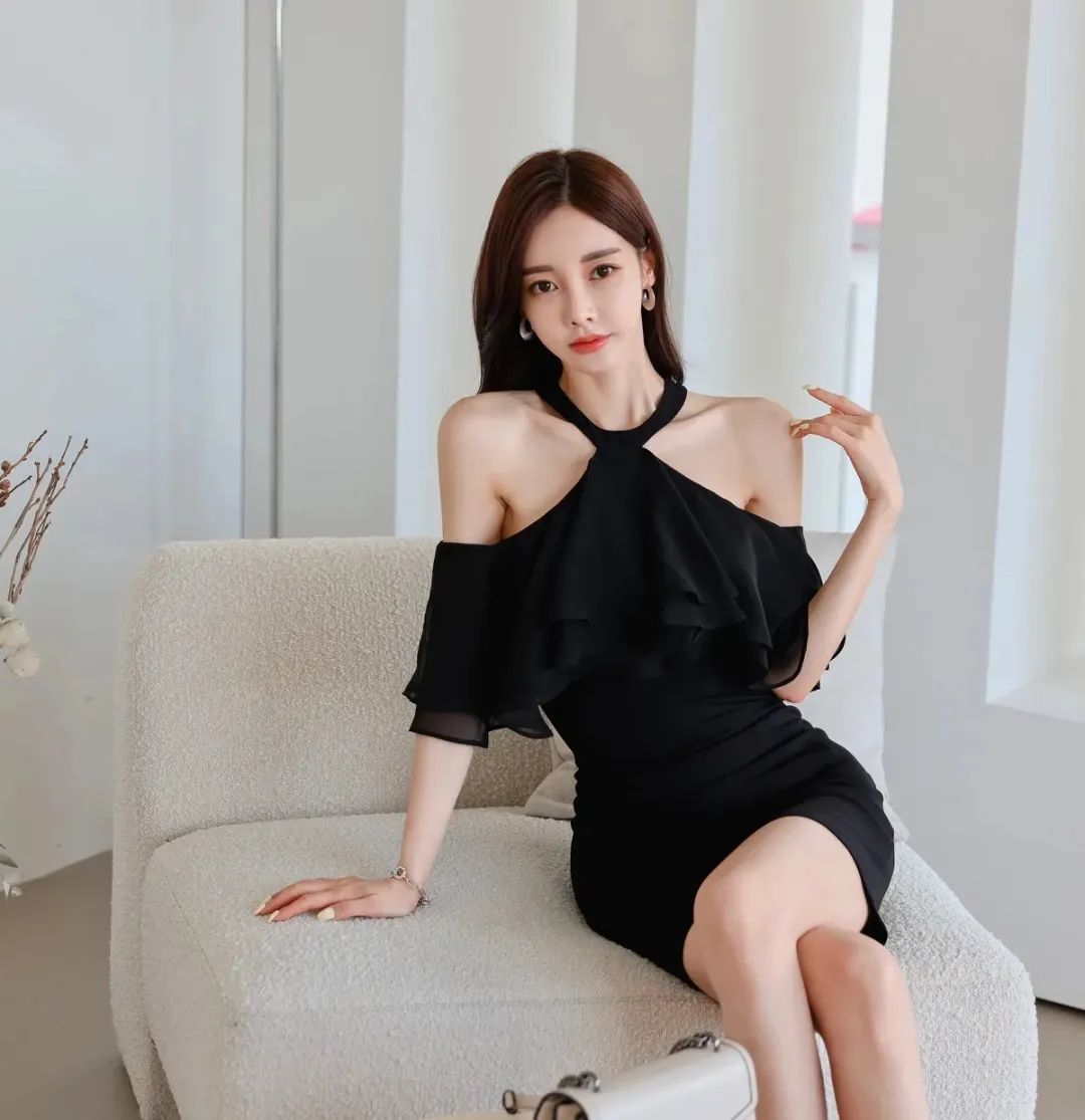孙允珠图鉴847，挂脖黑色系连衣裙