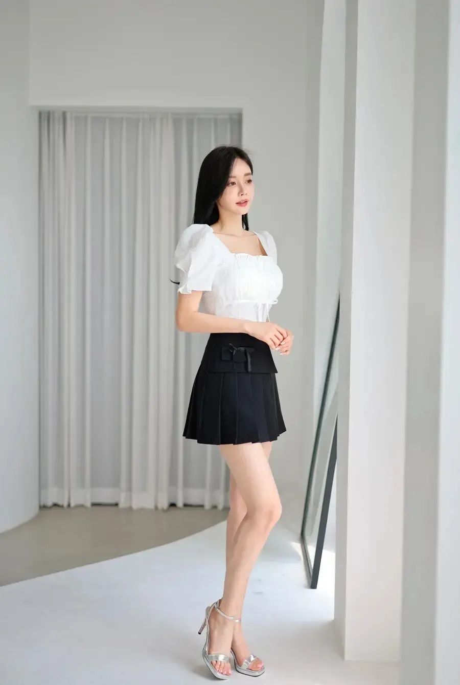 孙允珠图鉴869，白色短上衣黑色百褶裙