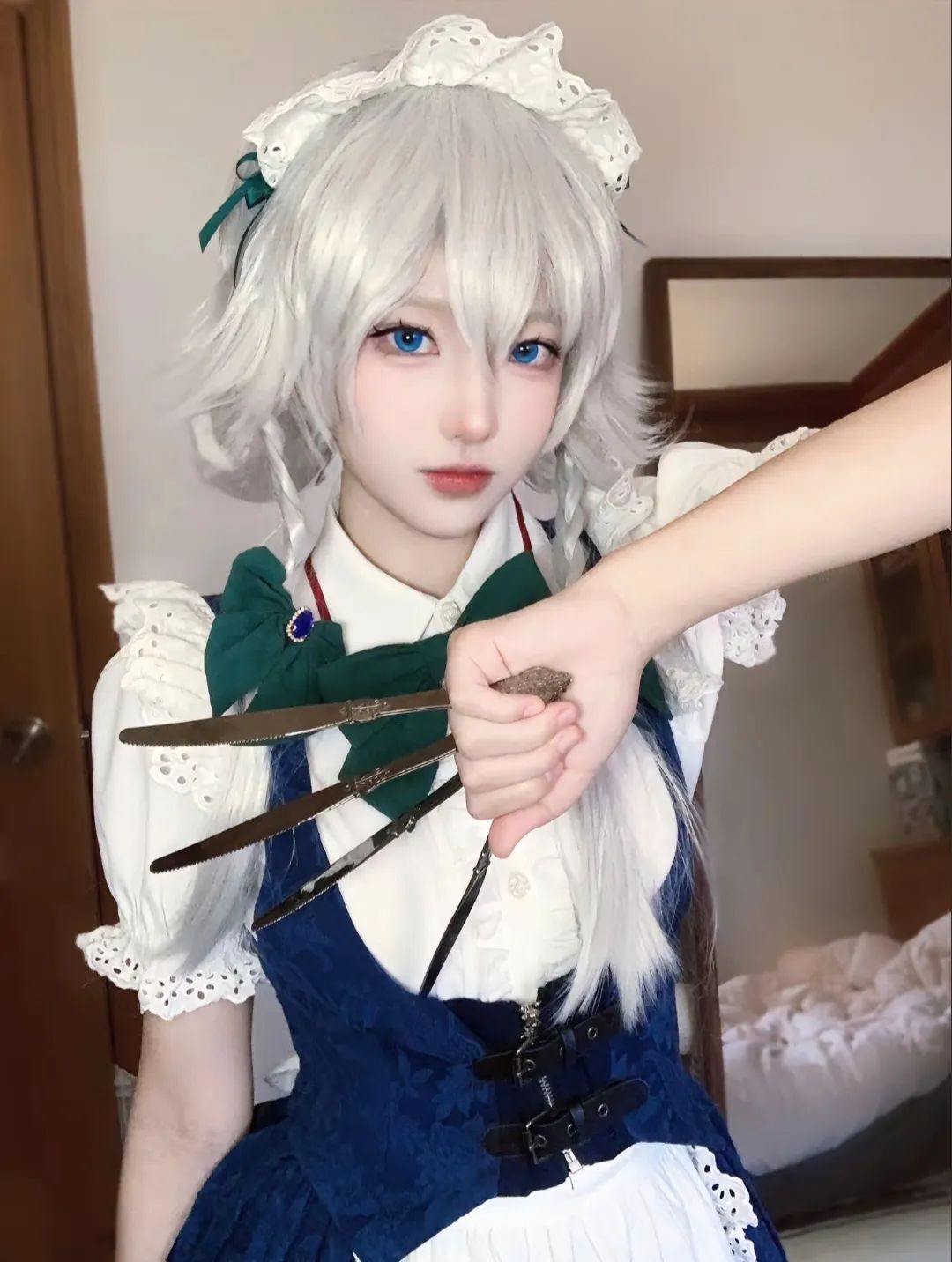 “与你度过的日子里， 我永远不会忘记你”#cos#东方Project#十六夜咲夜cos#白毛#甜妹