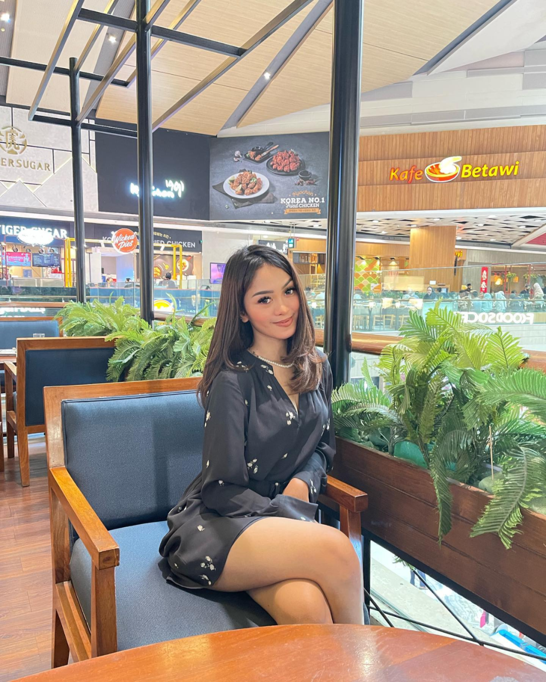 普普通通！但是非常耐看！身材不错！