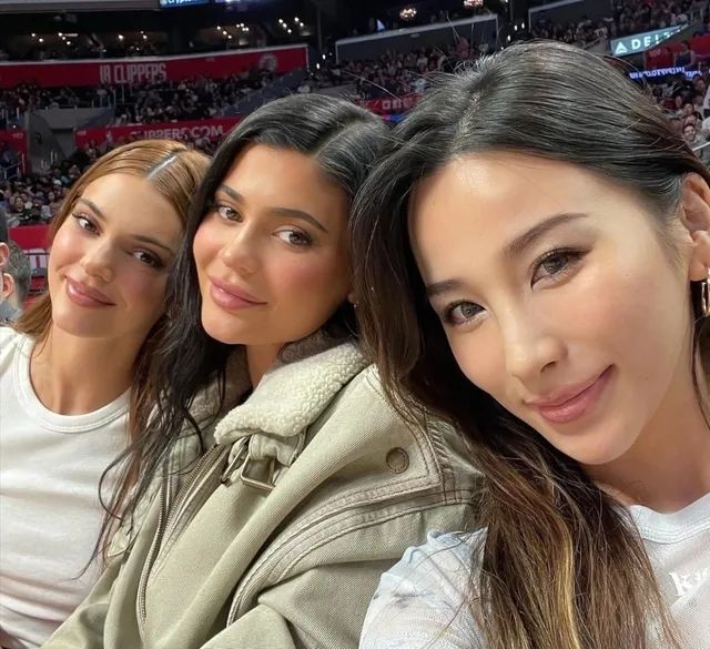 哇！湖人最美女球迷！常坐詹眉旁！大长腿抢镜啊！