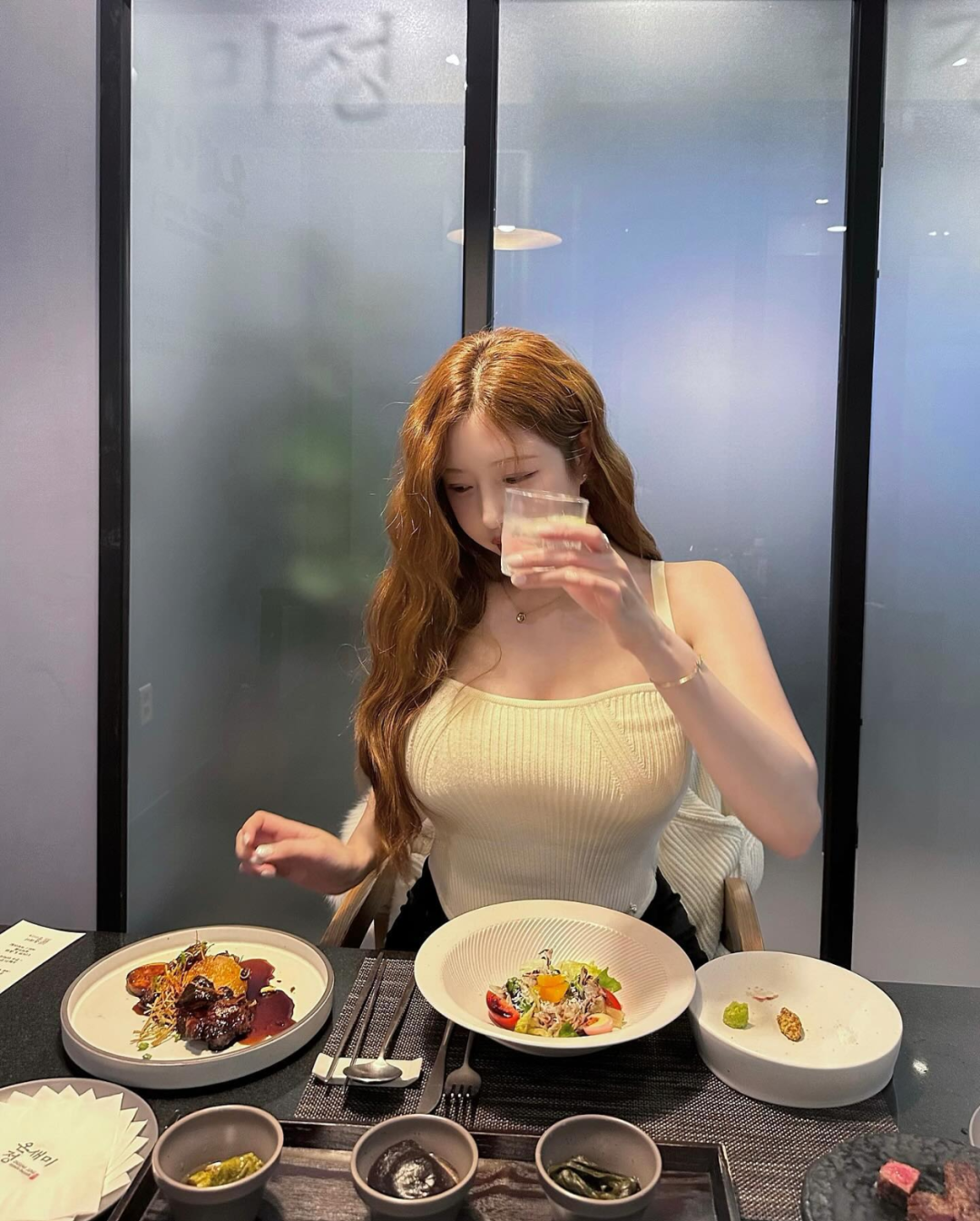 腿长1米8，穿透视装，这身材你顶不住的！