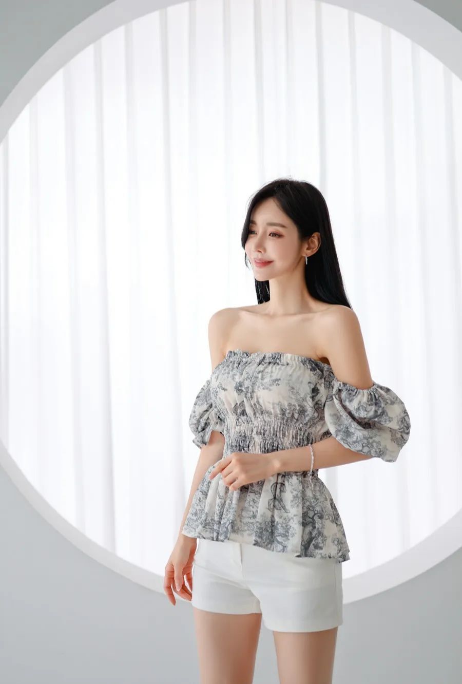 孙允珠图鉴839，抹胸衫搭配白色短裤