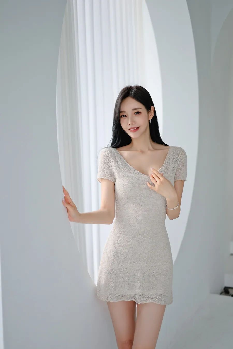 孙允珠图鉴858，杏色V领针织连衣裙