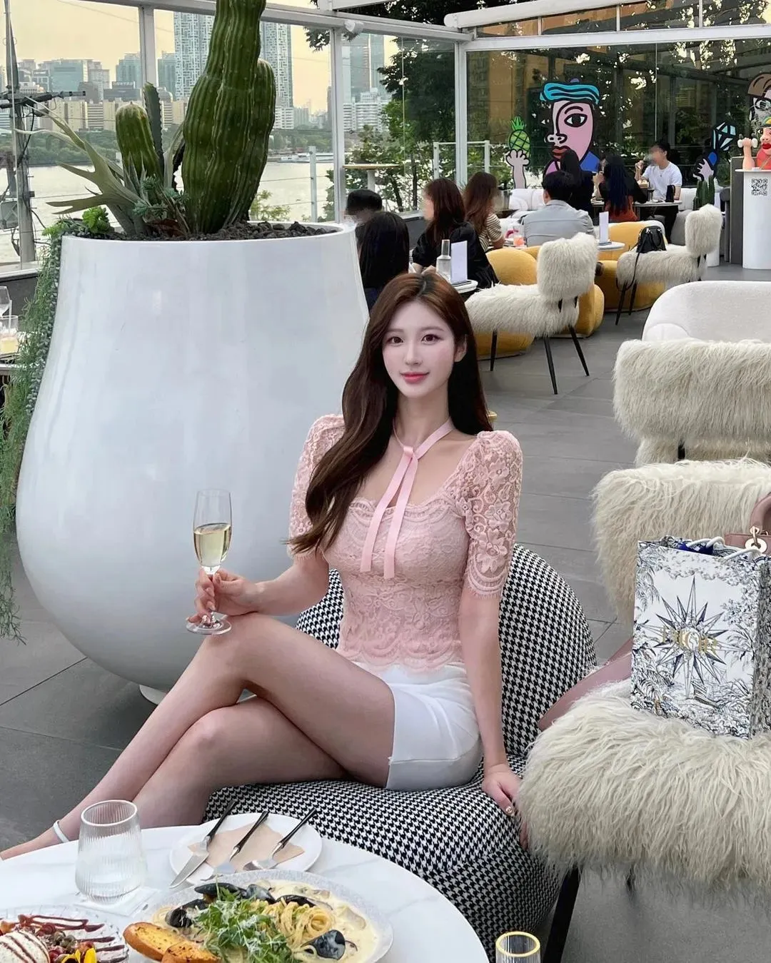 新晋顶级网红美女，大长腿、小蛮腰，够顶呀！