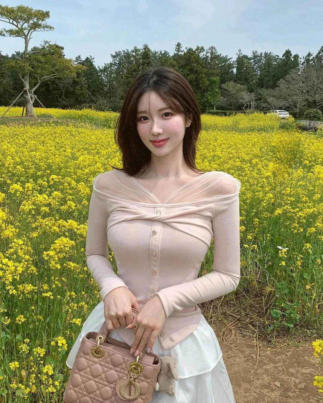 新晋顶级网红美女，大长腿、小蛮腰，够顶呀！
