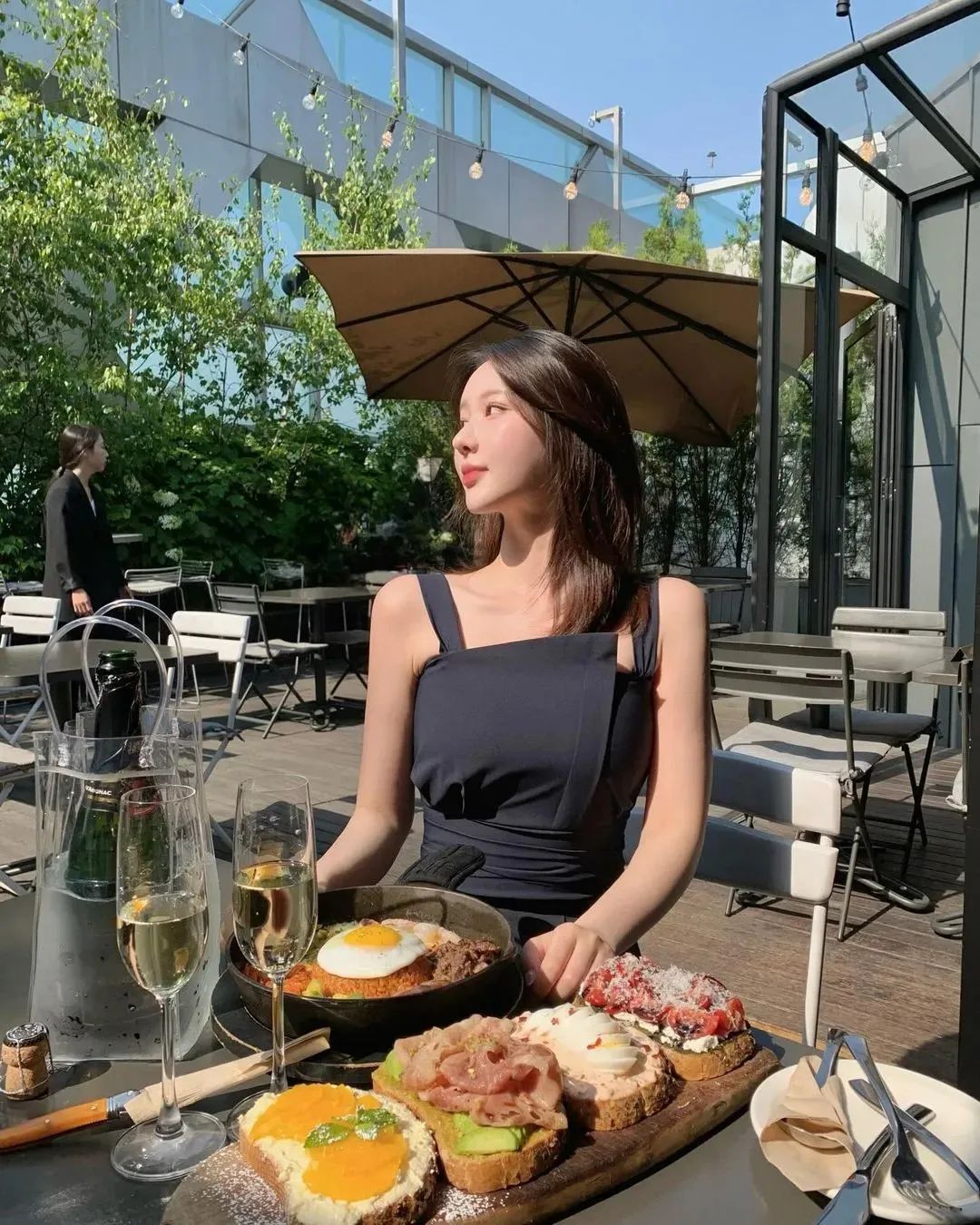 新晋顶级网红美女，大长腿、小蛮腰，够顶呀！