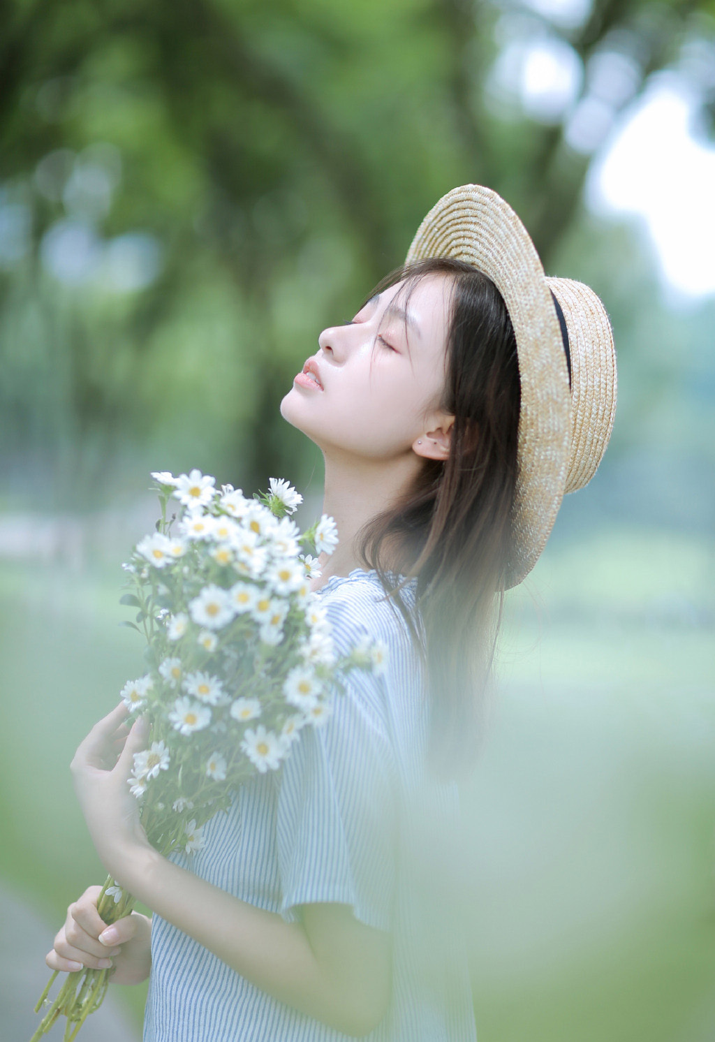 藏在绿色里看夏天-唯美女生